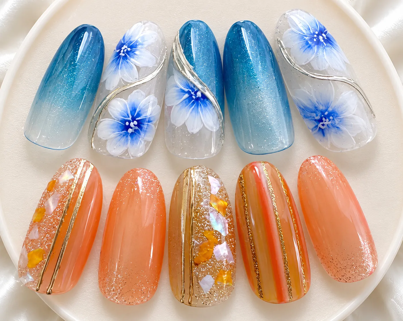 クリアベースに鮮やかなブルーの水彩花柄を描いたネイルデザイン