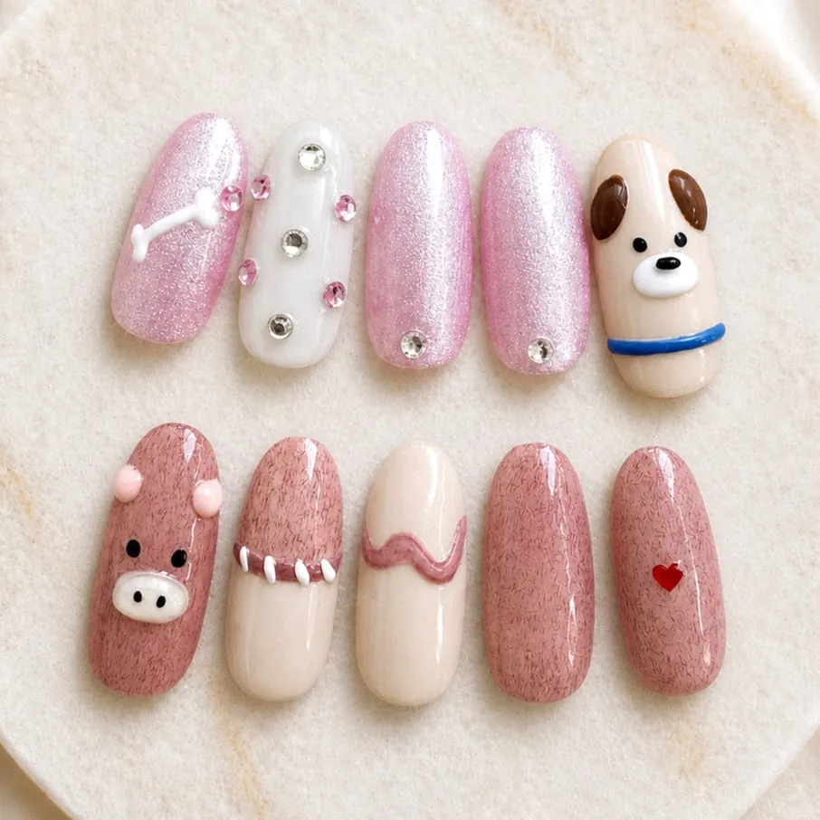 ピンクとベージュを基調に、リボンや犬の顔などのキャラクターモチーフを描いたネイル